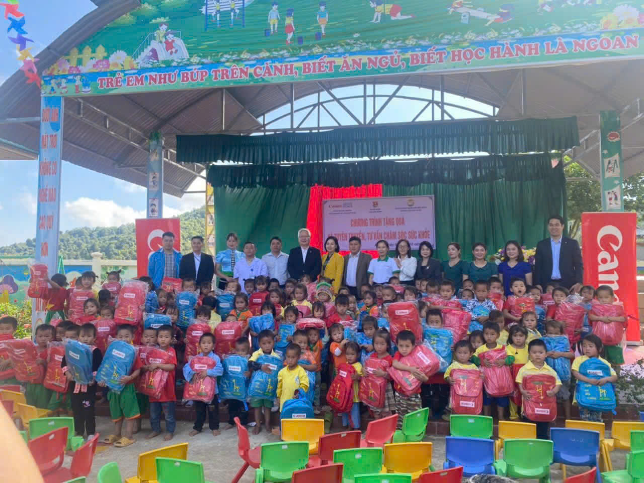 Ảnh lưu niệm đón đoàn thiện nguyện