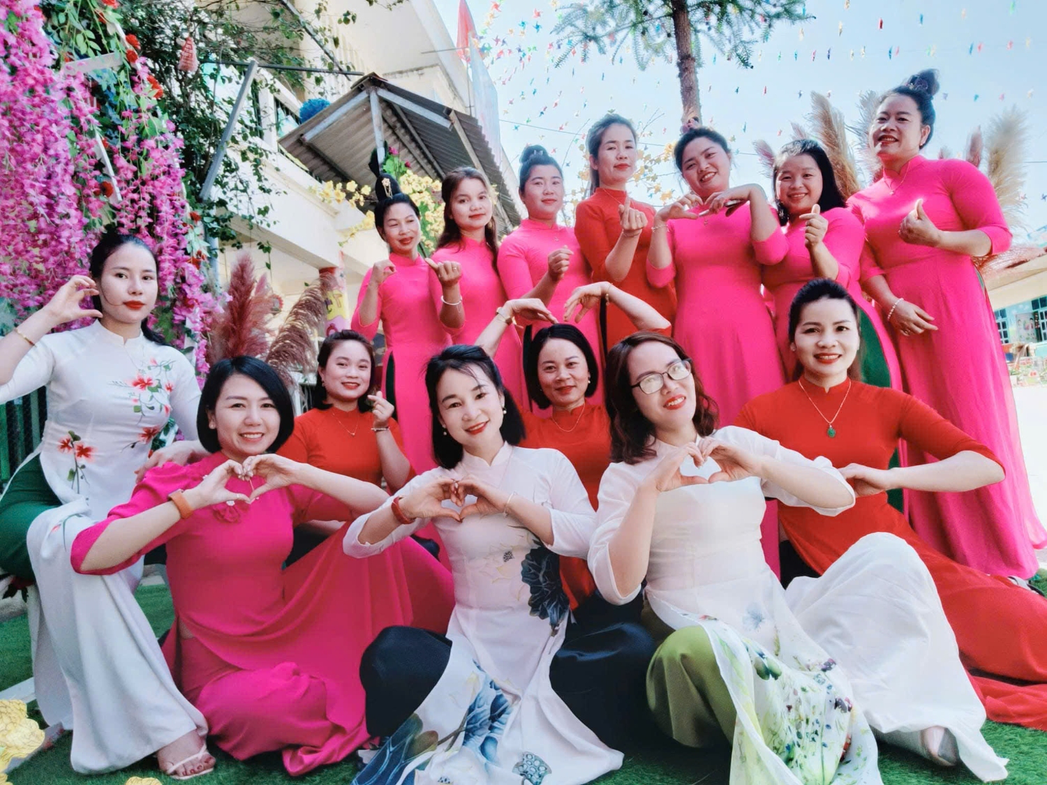 Ảnh lưu niệm hưởng ứng Tuần lễ áo dài