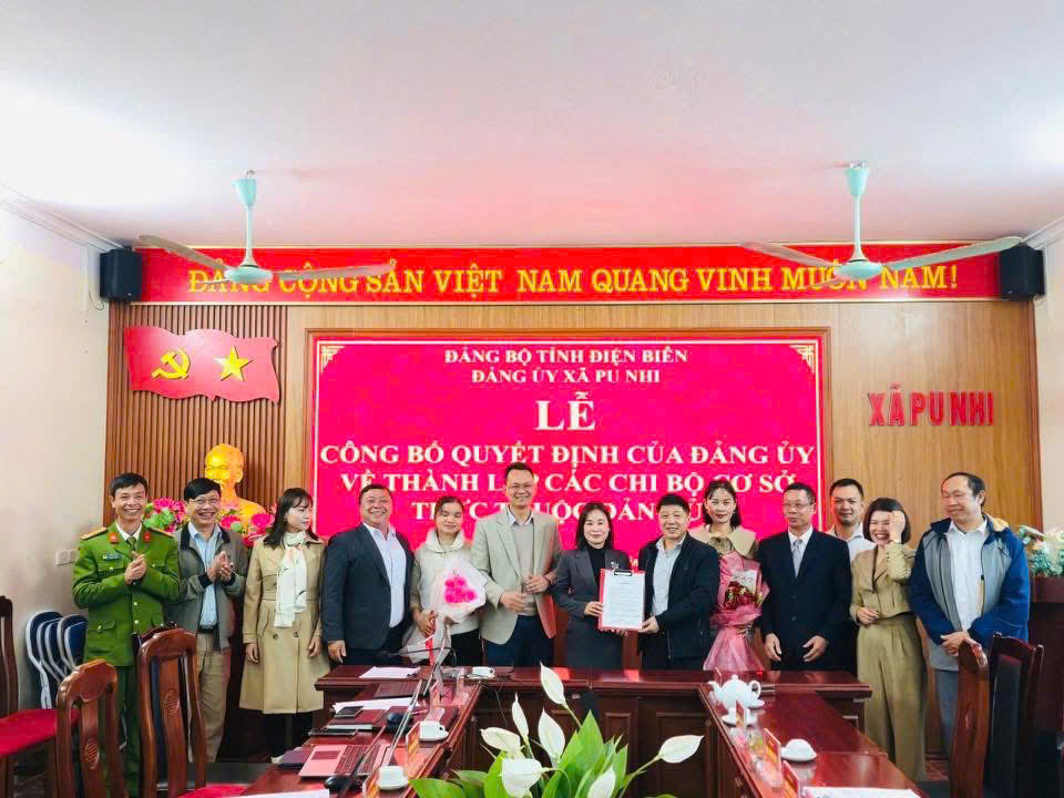 Ban chi uỷ nhà trường chụp ảnh lưu niệm cùng lãnh đạo xã Pu Nhi