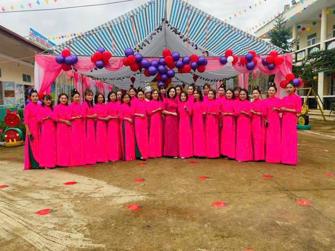 Tập thể cán bộ, giáo viên, nhân viên trường