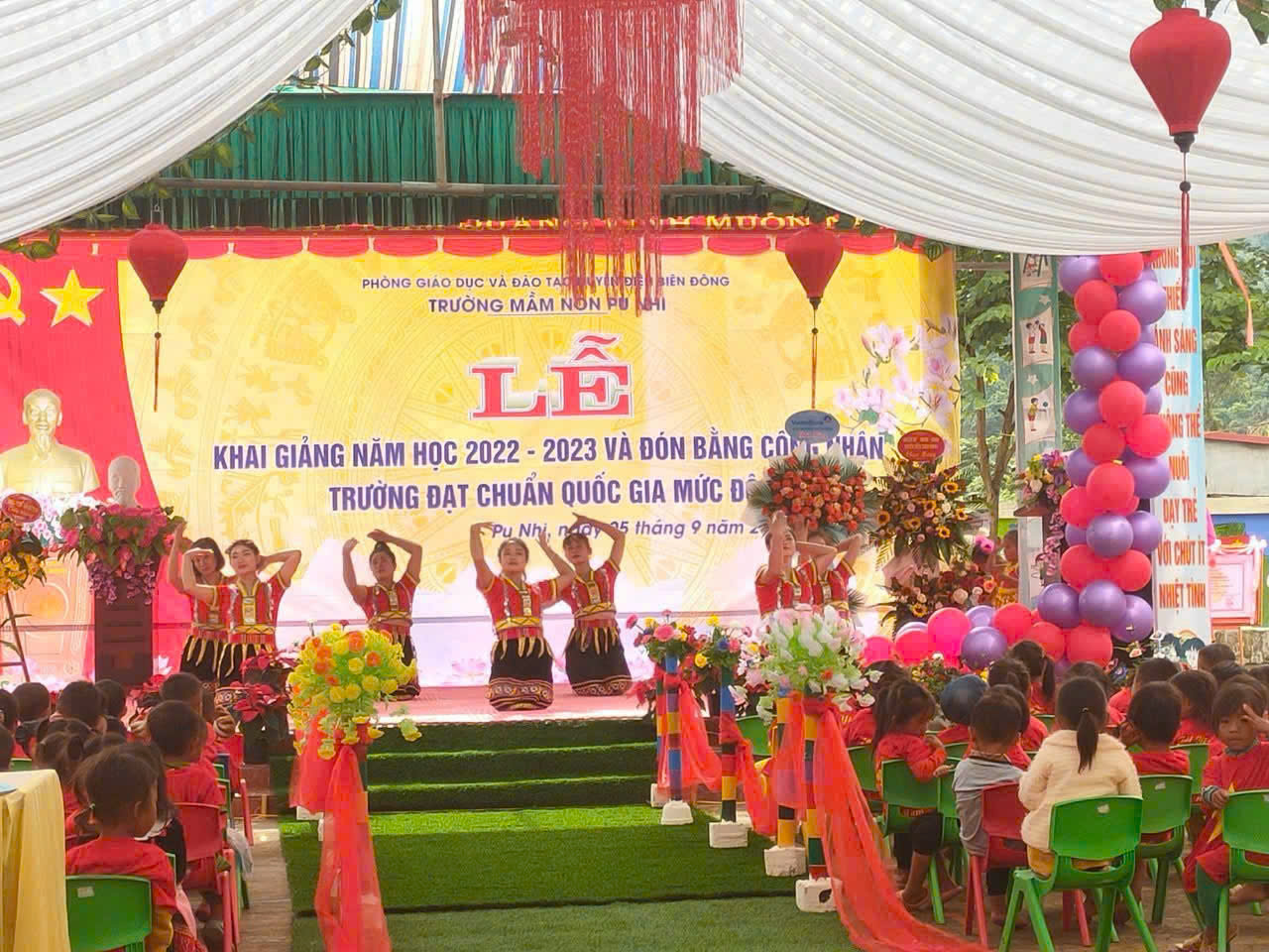 Văn nghệ đón chuẩn