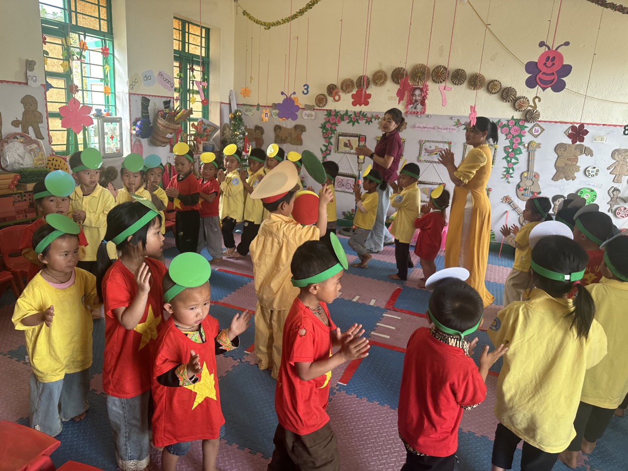 Hình ảnh 1 cô và trẻ cùng chơi trò chơi khởi động vào bài