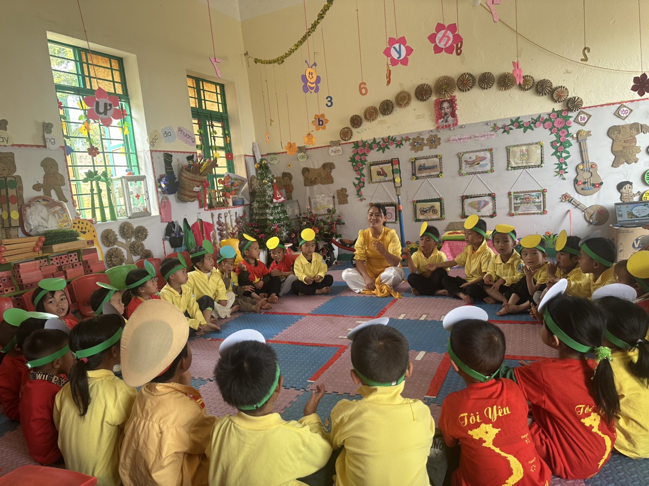 Hình ảnh 2 cô kể chuyện diễn cảm cho trẻ nghe