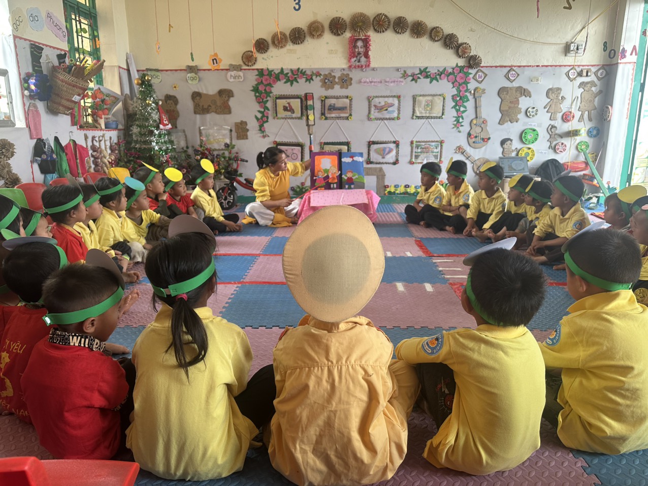 Hình ảnh 3 cô kể chuyện kết hợp với tranh