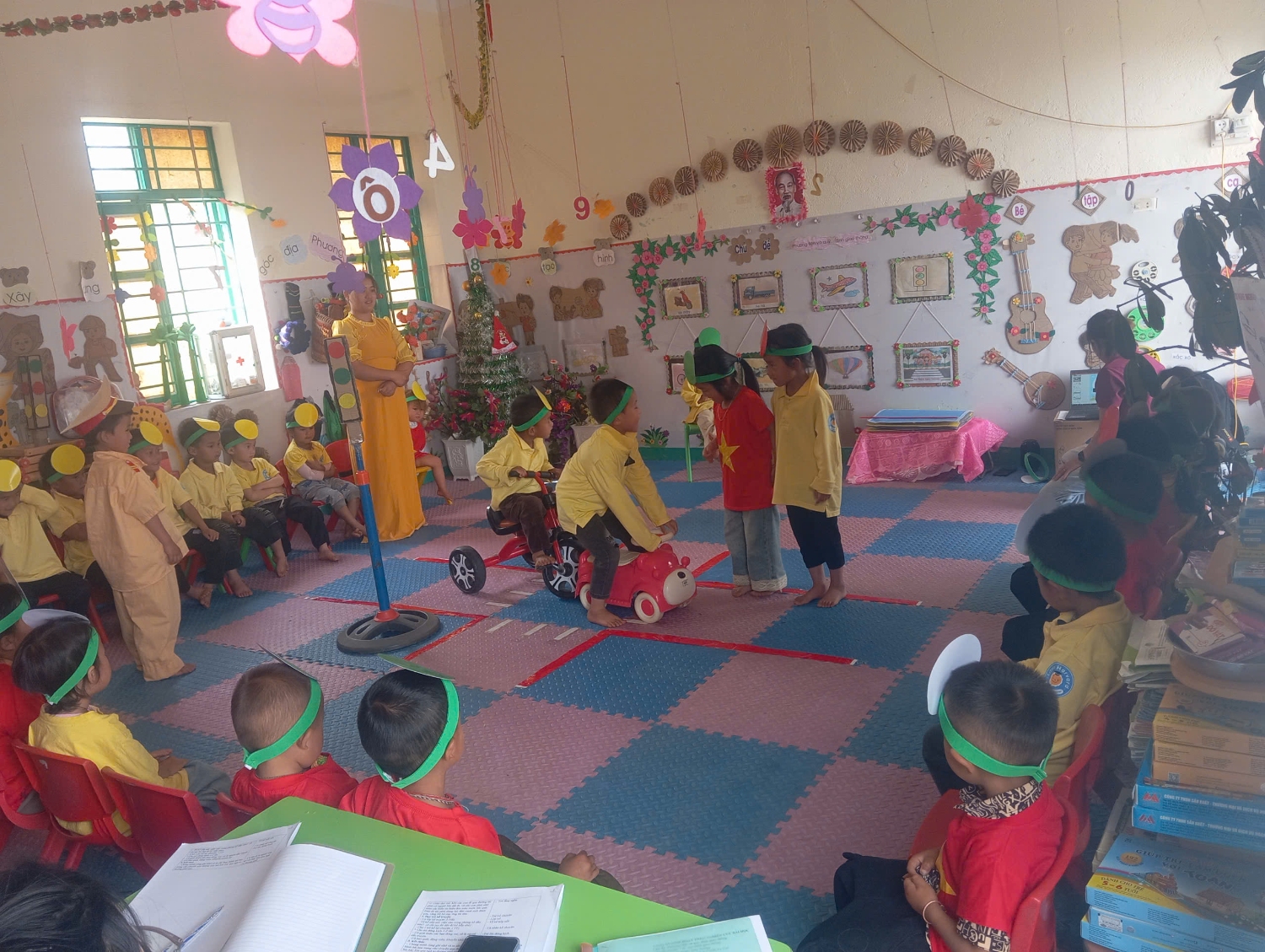 Hình ảnh 4 trẻ đóng vai các nhân vật trong chuyện