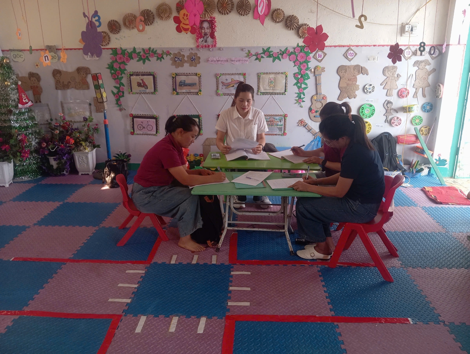 Hình ảnh 5 giáo viên trong tổ, trao đổi, chia sẻ kinh nghiệm trong tiết dạy