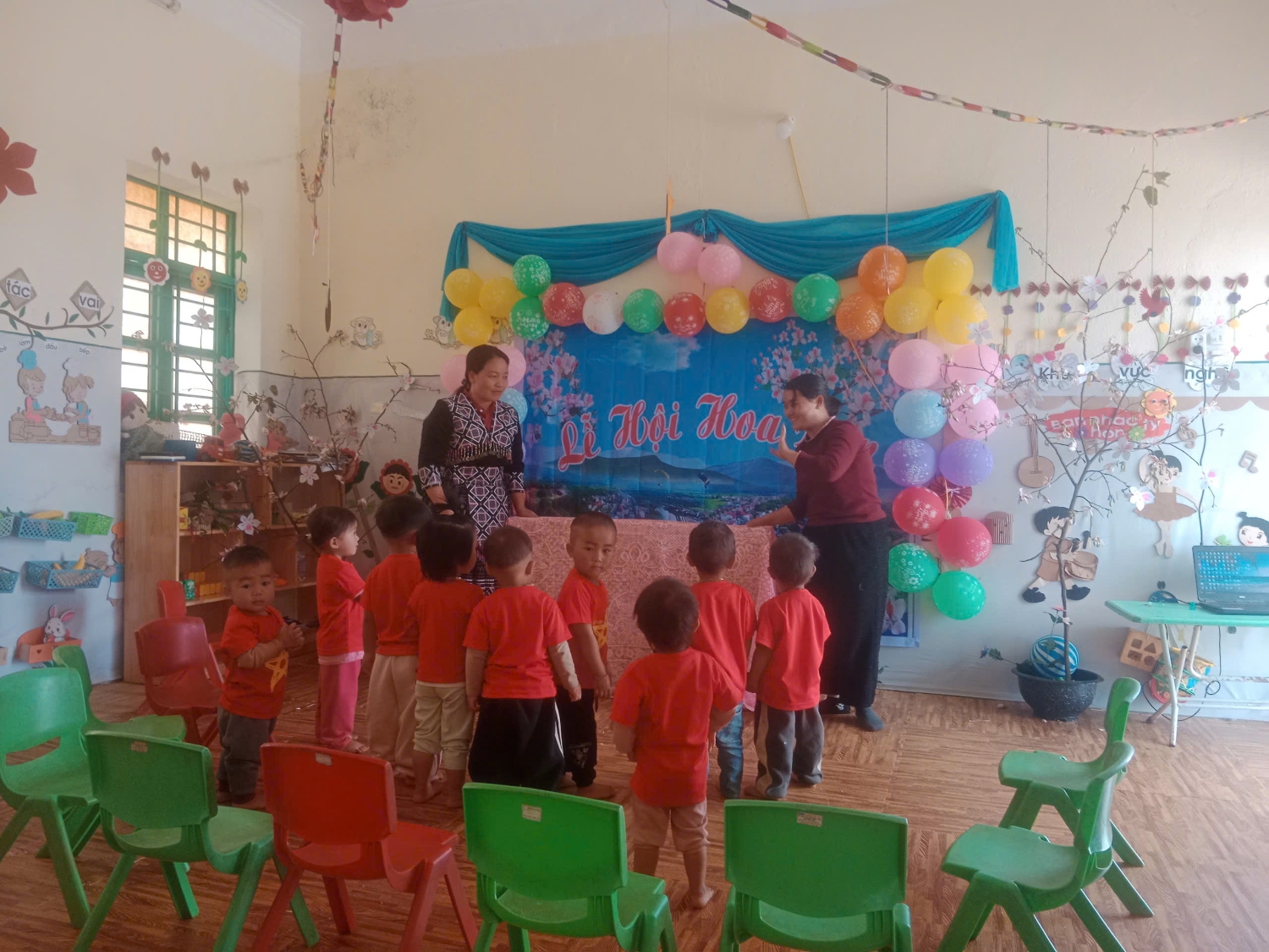 Trẻ được cô tặng quà