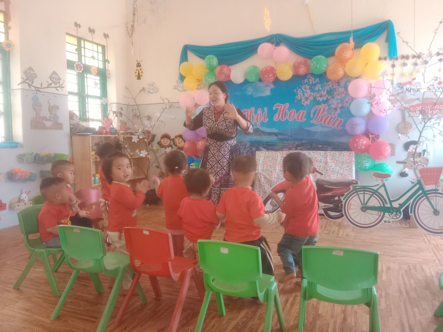 Trẻ nghe hát Lái ô tô