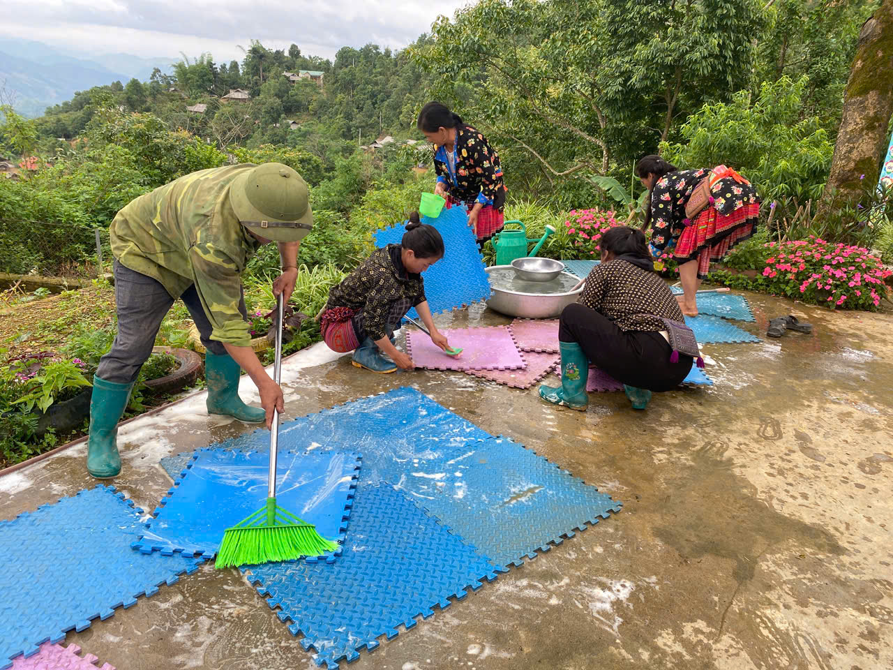 Hình ảnh 2 phụ huynh đang giặt xốp