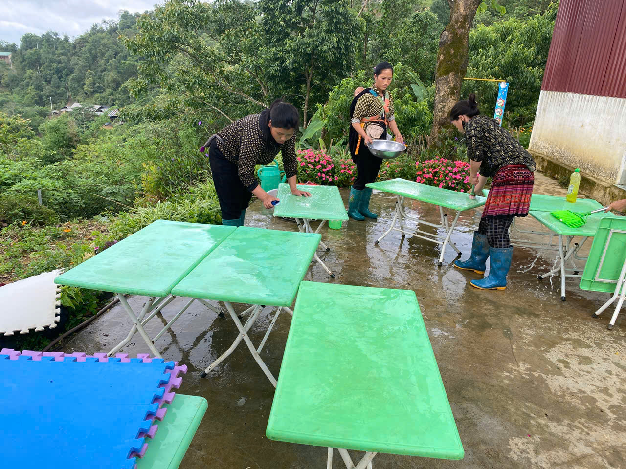 Hình ảnh 3 phụ huynh đang đánh cọ bàn học sinh
