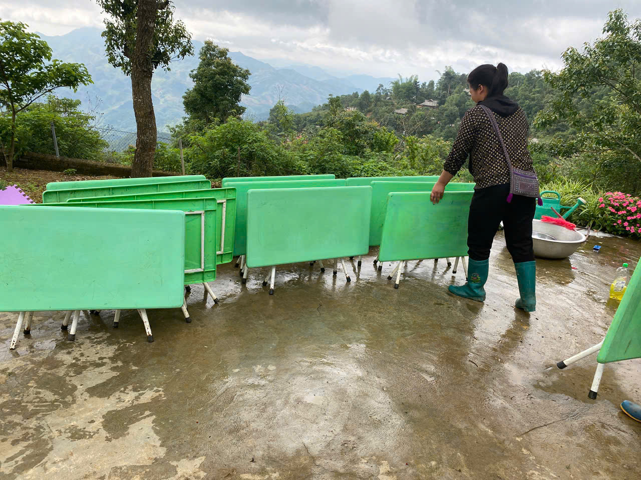 Hình ảnh 4 phụ huynh đang phơi bàn cho khô