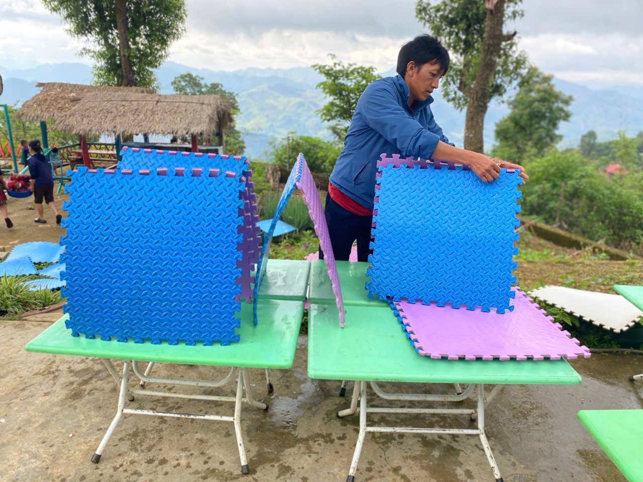 Hình ảnh 5 phụ huynh đang phơi xốp